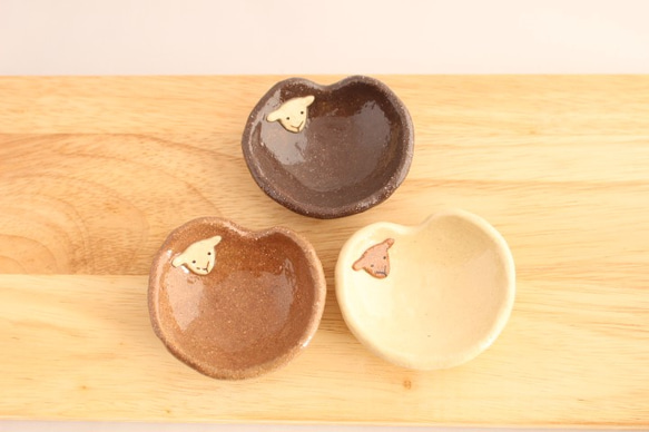 ふっくらハートのひつじ豆豆皿３匹（茶系） 2枚目の画像