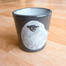湯気から羊の手作りカップ(黒・ぐるりバージョン) 1枚目の画像
