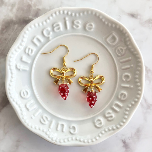 冬いちご レッド 赤色 リボン チャーム ゴールド 金 ピアス  