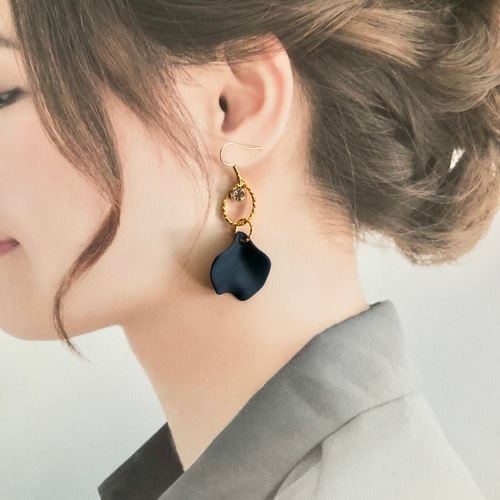 花びら ネイビー 紺色 リング チャーム 大ぶり ピアス ハンドメイド 
