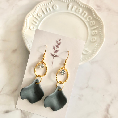 おおぶり　大人可愛い　ハンドメイド　ピアス　イヤリング変更可 花びら グレー リング チャーム 大ぶり ピアス ハンドメイド