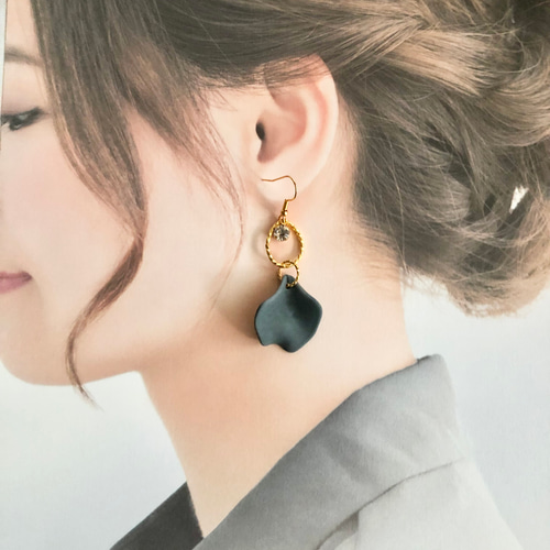 花びら グレー リング チャーム 大ぶり ピアス ハンドメイド