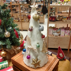 真っ白なファーのクリスマス・ツリー 1枚目の画像