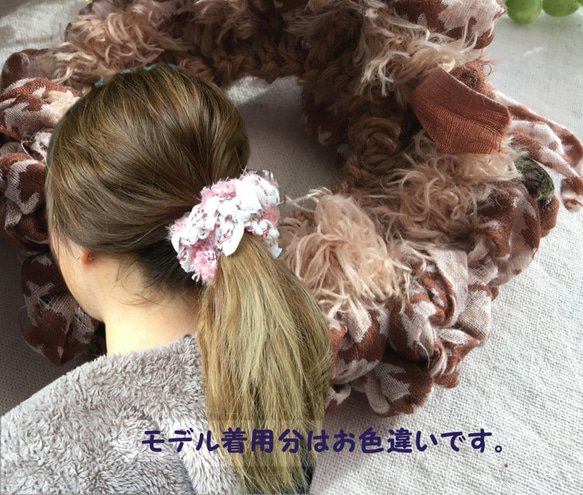 ブラウン裂き布とファーのシュシュ＊茶ファー＊花柄コットン＊いつもの大きめ 4枚目の画像