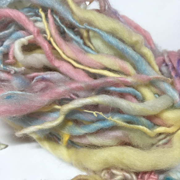 手紡ぎ糸のふんわりシュシュ＊おもちゃ箱カラー＊ファ－Ⅷ-41 4枚目の画像