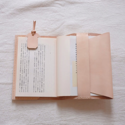 ヌメ革の文庫本ブックカバーと栞の読書セット 5枚目の画像