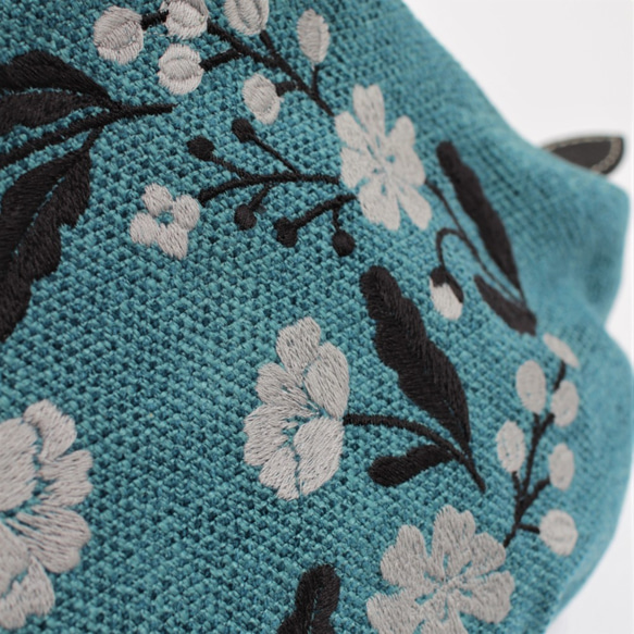 花のリース刺繍・アーモンドバッグ 3枚目の画像