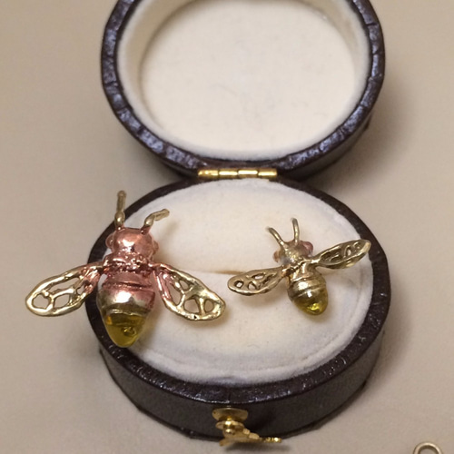 セイヨウミツバチ（1匹）ピアス、イヤリング、ピンブローチ ピアス 
