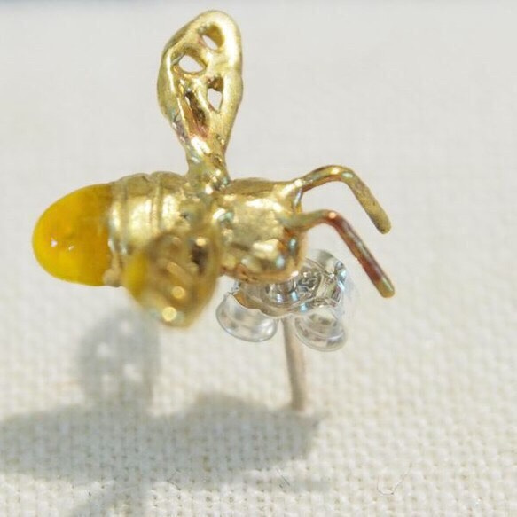 ニホンミツバチ（1匹）ピアス、イヤリング、ピンブローチ 6枚目の画像