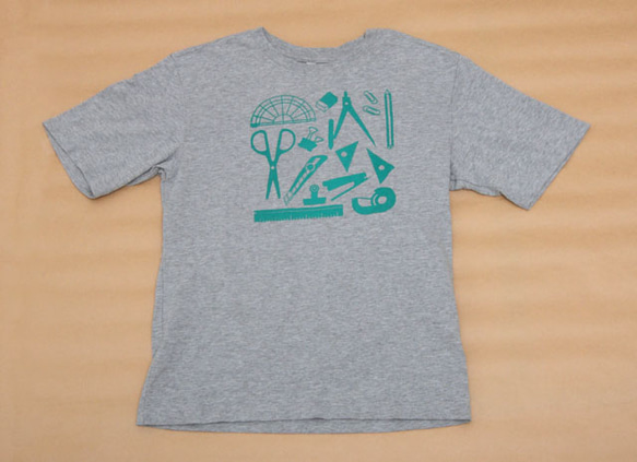 文具Tシャツ〈A〉グレーに緑 1枚目の画像