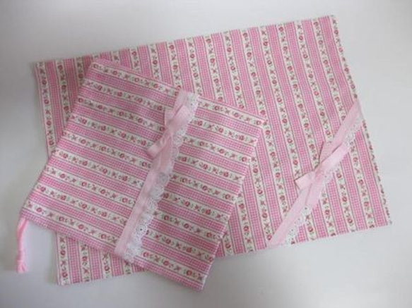 ランチョンマット＋巾着セット　ピンク小バラ柄 1枚目の画像