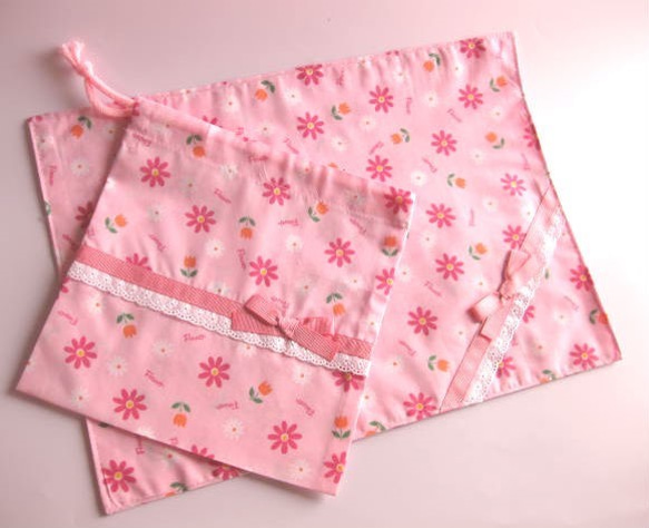 ランチョンマット＋巾着セット　ピンク花柄 1枚目の画像
