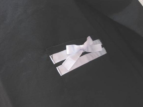 ベ様専用　撥水タイプスモック巾着付　　黒×白リボン　160 2枚目の画像