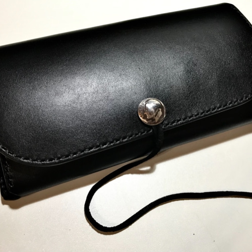 utata 牛ヌメ革長財布 ブラック フラップ式 コンチョ 鹿革紐 utata 牛ヌメ革長財布 ブラック フラップ式 コンチョ 鹿革紐
