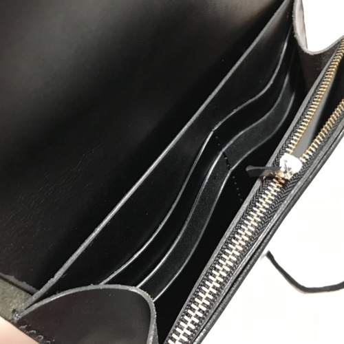 utata 牛ヌメ革長財布 ブラック フラップ式 コンチョ 鹿革紐 utata 牛ヌメ革長財布 ブラック フラップ式 コンチョ 鹿革紐