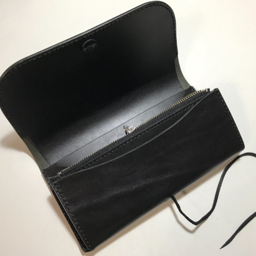 utata 牛ヌメ革長財布 ブラック フラップ式 コンチョ 鹿革紐 utata 牛ヌメ革長財布 ブラック フラップ式 コンチョ 鹿革紐