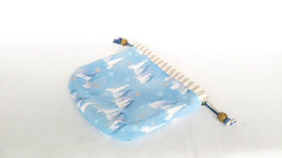 リバーシブル・Xmas巾着（ツリーと雪の結晶・ブルー） 3枚目の画像