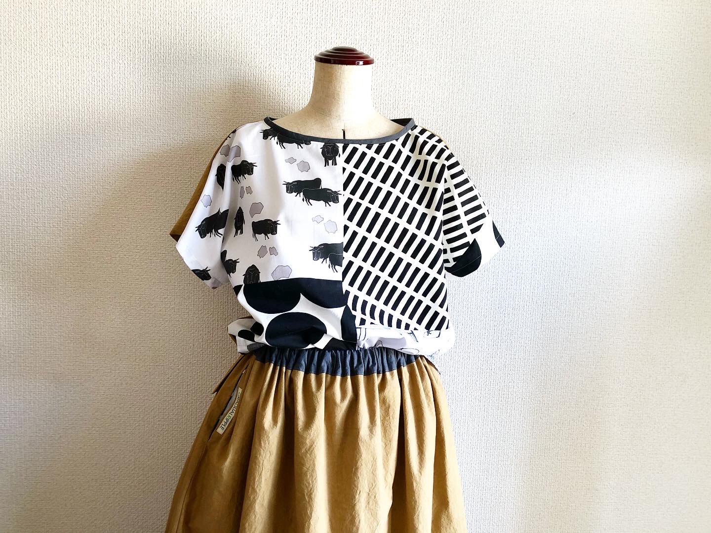 【ウシとイシ×モノトーンプリントのフレンチスリーブブラウス】