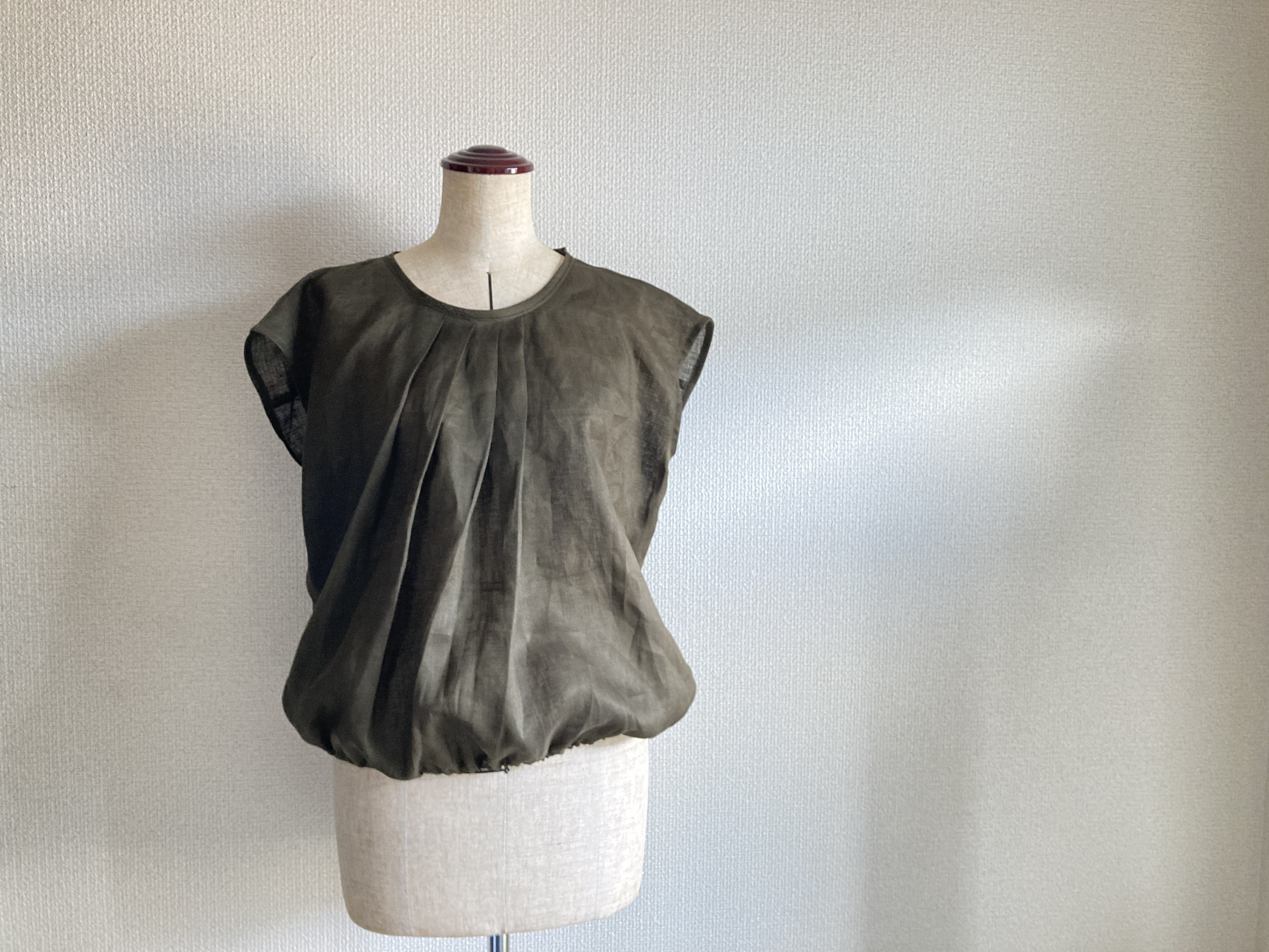 【シアーリネンのダークカーキフレンチスリーブブラウス】