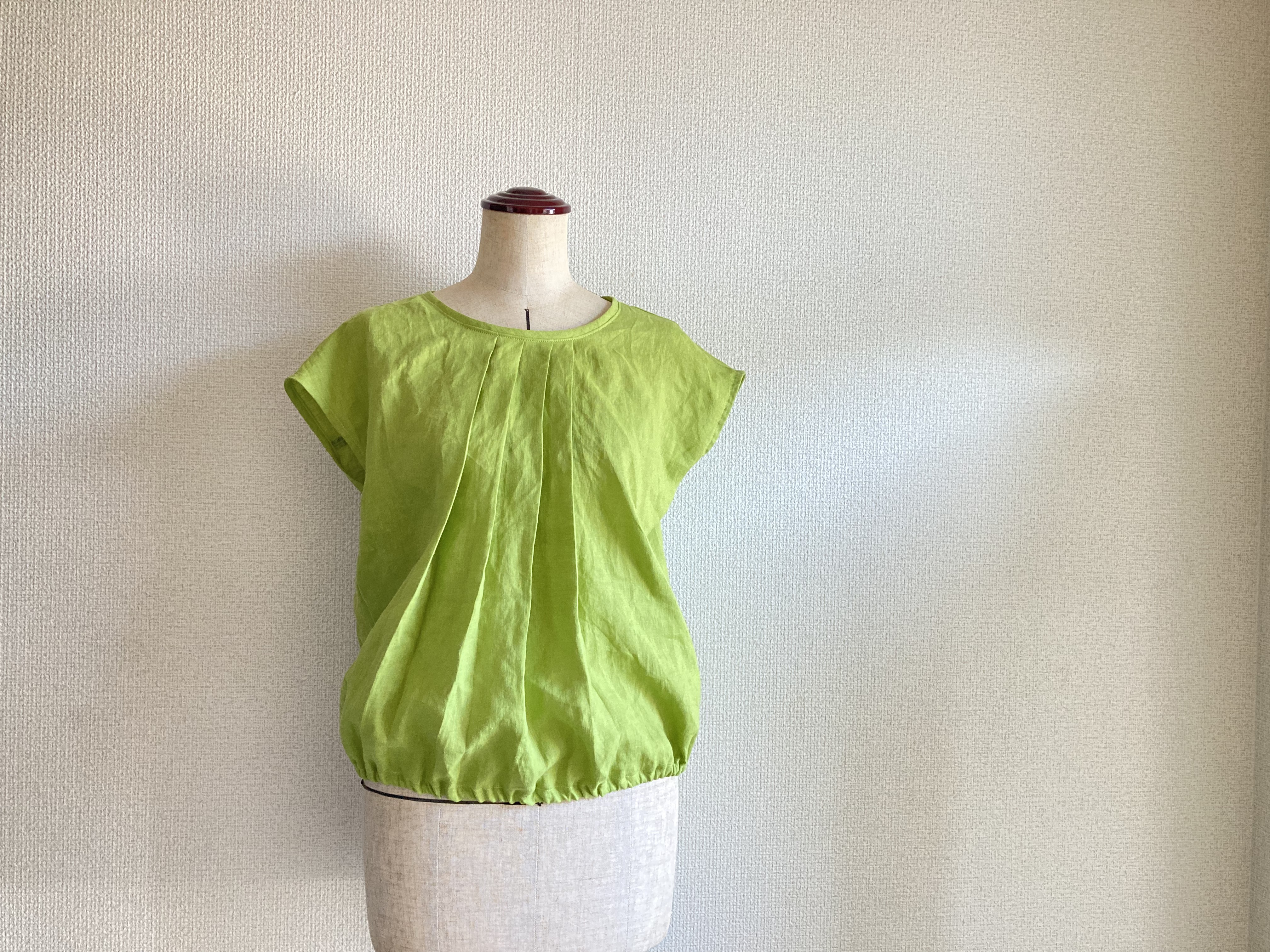 【ピスタチオグリーンのシアーリネンフレンチスリーブブラウス】