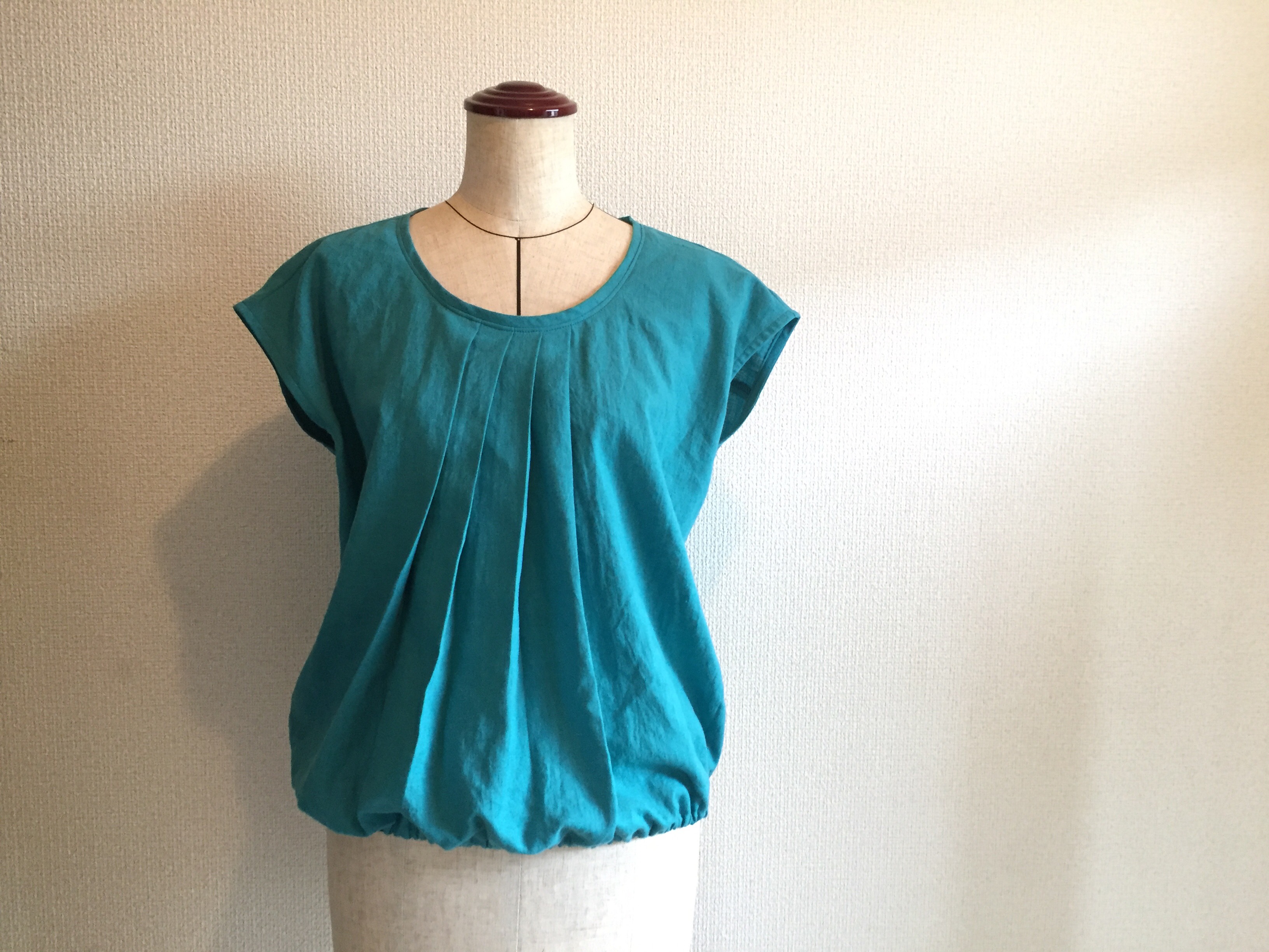 【ピーコックグリーンコットンリネンのフレンチスリーブブラウス】