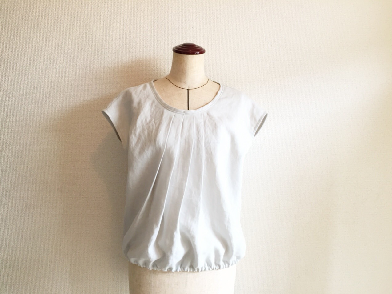 【ライトグレーリネンのフレンチスリーブブラウス】