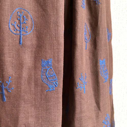 フクロウの刺繍入りスカート