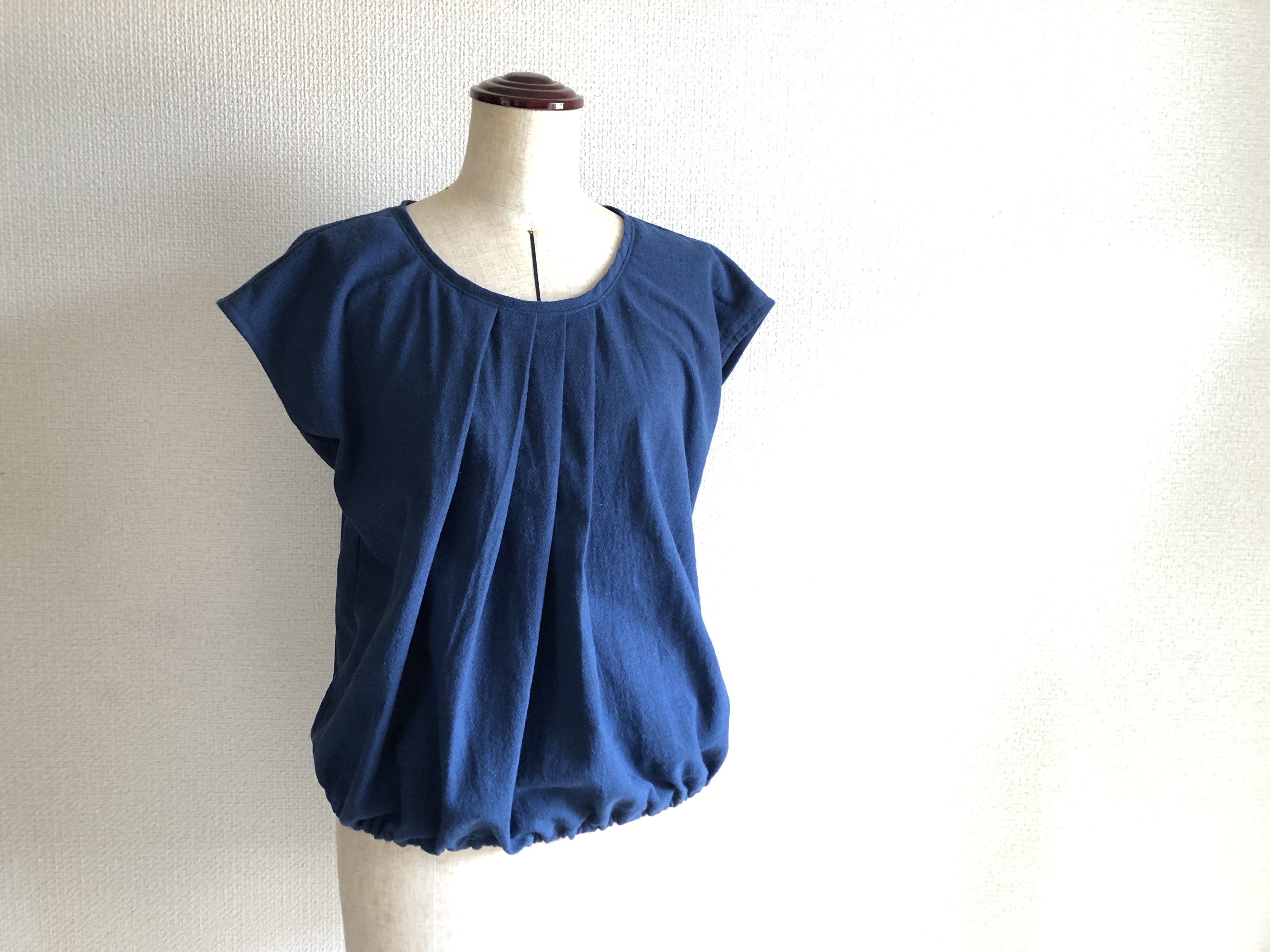 【ネイビーコットンレーヨンのフレンチスリーブブラウス】