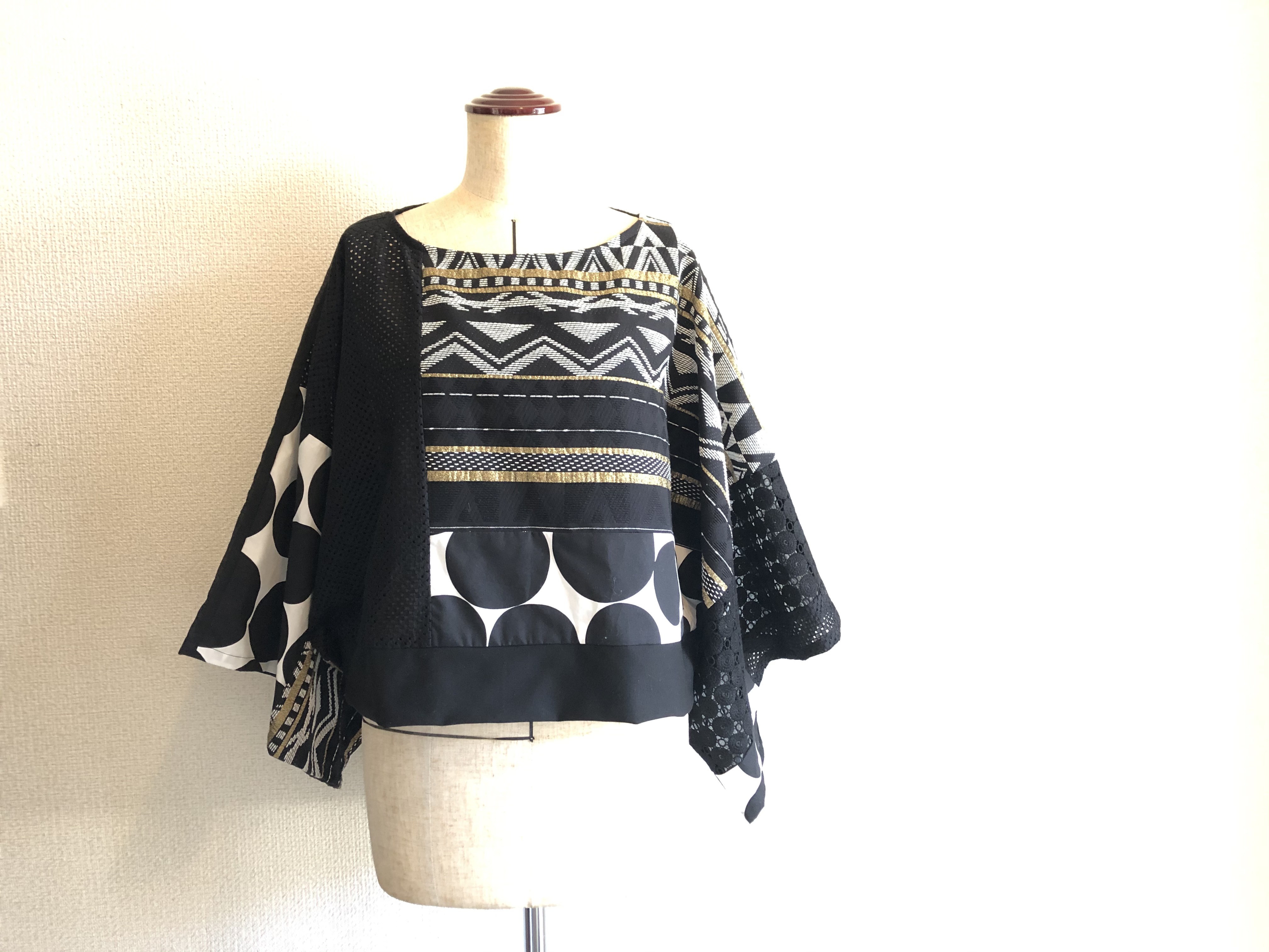 【モノトーンのパッチワークキモノスリーブブラウス】