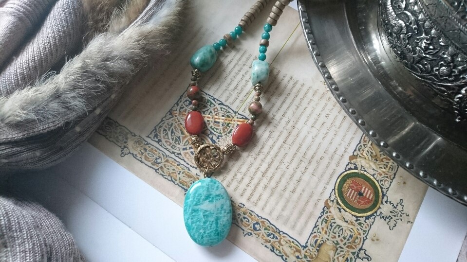 ジェイドと天然石のビッグネックレス