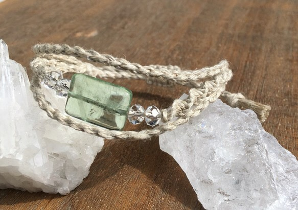 受注制作販売※ 天然石・フローライト・マクラメ三連ヘンプブレスレット