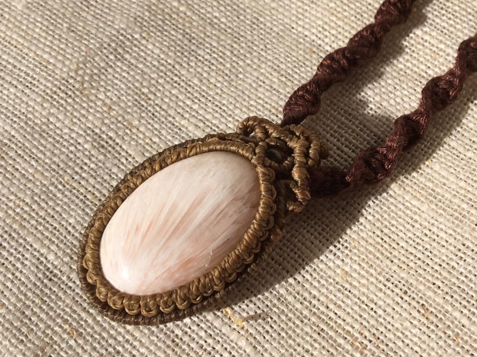 オレンジスコレサイト・マクラメヘンプネックレス