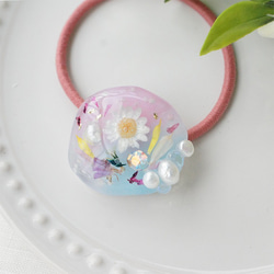 かすみ草うさぎのヘアゴム ブラック×パール ハンドメイド レジン ブルー お花 フラワーレジンヘアゴム ブルー お花アクセサリー お花ヘア