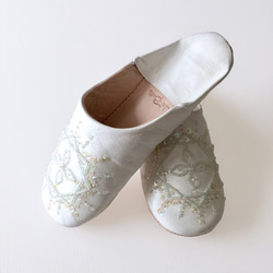 優雅的拖鞋頭飾白色手工縫製的刺繡 第1張的照片