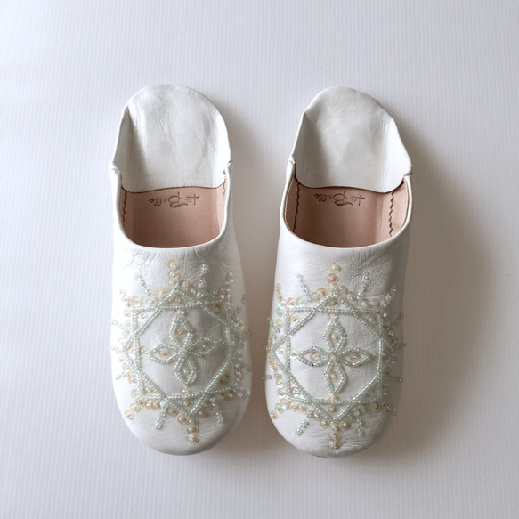 優雅的拖鞋頭飾白色手工縫製的刺繡 第2張的照片