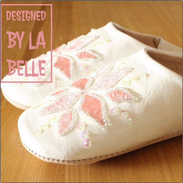 La Belle 綺麗な刺繍の手づくりバブーシュ/アミーラ/ユニークデザイン/白×ピンク/スリッパ 2枚目の画像