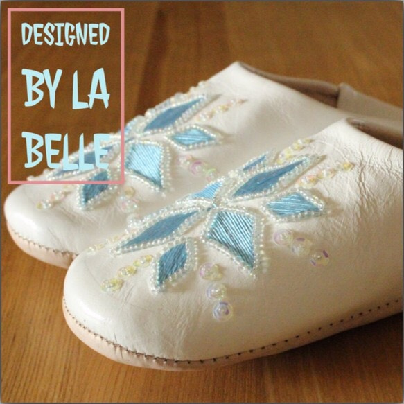 La Belle 綺麗な刺繍の手づくりバブーシュ/アミーラ/ユニークデザイン/白×水色/スリッパ 2枚目の画像