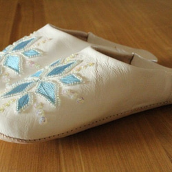 美麗的刺繡手工拖鞋/阿米拉/獨特的設計/白×淺藍/拖鞋拉貝爾 第1張的照片