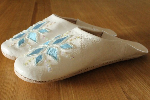美麗的刺繡手工拖鞋/阿米拉/獨特的設計/白×淺藍/拖鞋拉貝爾 第1張的照片
