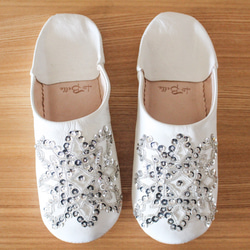 在現在銷售！ ︎（高達六月下旬）手工拖鞋夫人白×銀漂亮的刺繡 第1張的照片