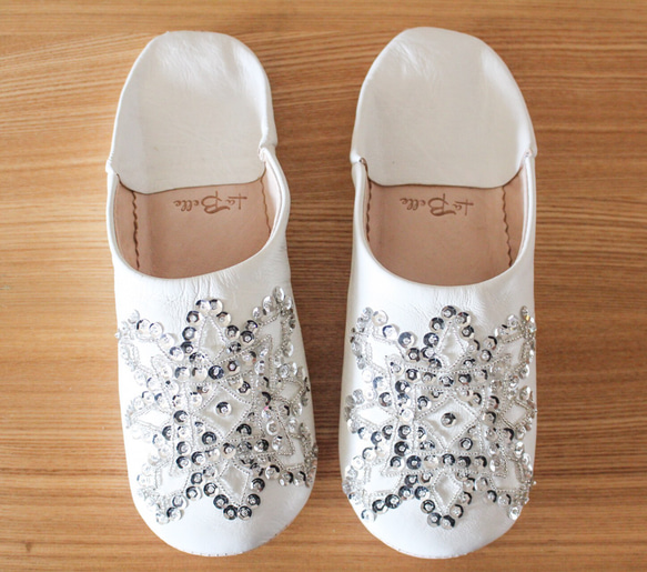 在現在銷售！ ︎（高達六月下旬）手工拖鞋夫人白×銀漂亮的刺繡 第1張的照片