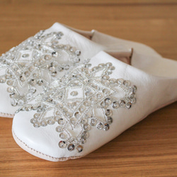 在現在銷售！ ︎（高達六月下旬）手工拖鞋夫人白×銀漂亮的刺繡 第2張的照片
