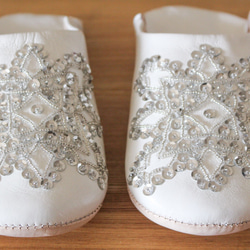在現在銷售！ ︎（高達六月下旬）手工拖鞋夫人白×銀漂亮的刺繡 第3張的照片