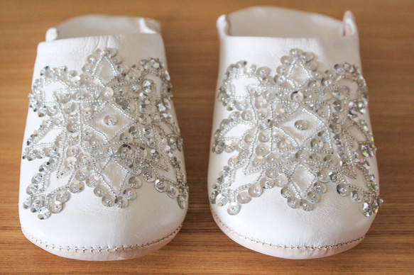 在現在銷售！ ︎（高達六月下旬）手工拖鞋夫人白×銀漂亮的刺繡 第3張的照片