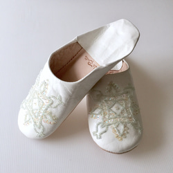 優雅的拖鞋蕾哈娜白色手工縫製的刺繡 第1張的照片