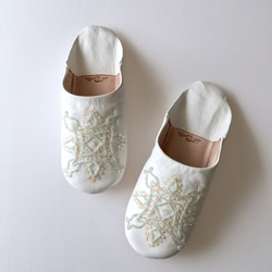 優雅的拖鞋蕾哈娜白色手工縫製的刺繡 第3張的照片