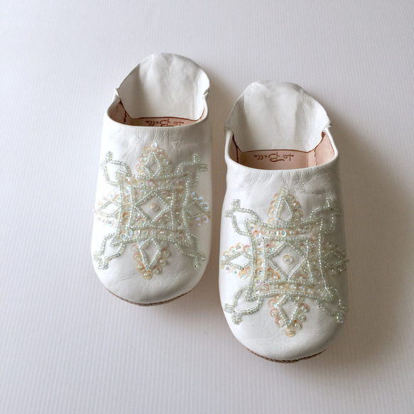 優雅的拖鞋蕾哈娜白色手工縫製的刺繡 第5張的照片