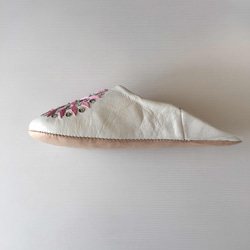 手縫い刺繍の上品バブーシュ　フヌン　白　ピンク　 3枚目の画像