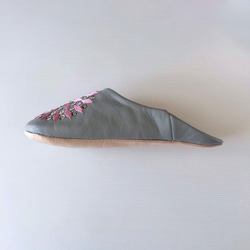 手縫い刺繍の上品バブーシュ　フヌン　グレー×ピンク 4枚目の画像
