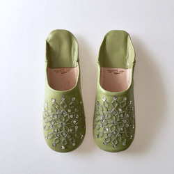 手工縫製的繡花拖鞋優雅橄欖Noara 第2張的照片